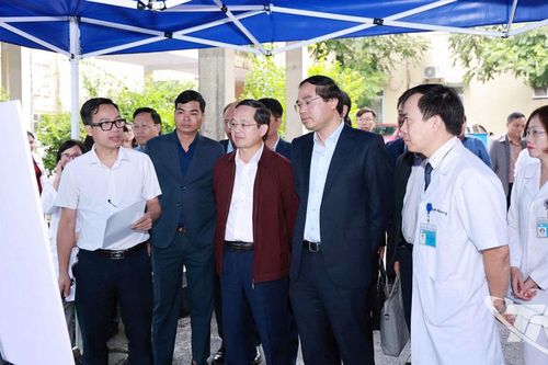 Bí thư Tỉnh ủy Trịnh Xuân Trường làm việc với một số cơ sở y tế công lập