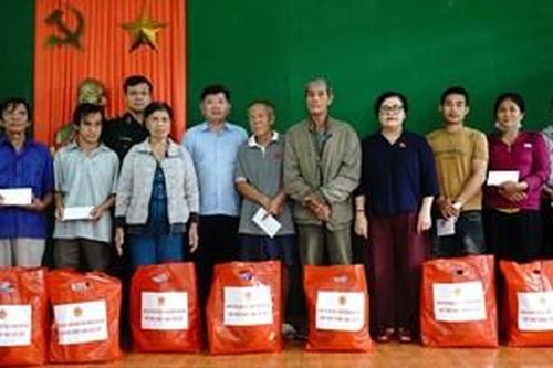 Đoàn Đại biểu Quốc hội thành phố thăm hỏi, trao quà hỗ trợ người dân vùng lũ