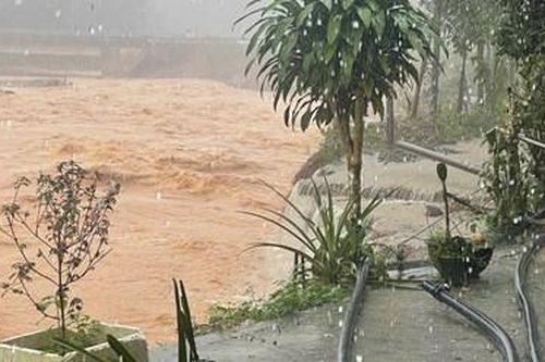 Di dời dân khỏi khu vực nguy cơ trượt lở núi