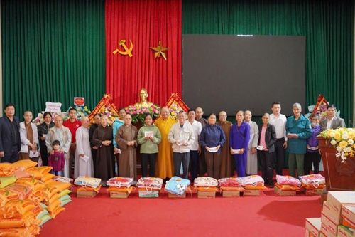 Thanh Hóa: Ban Từ thiện xã hội Phật giáo tỉnh Đồng Nai thăm và tặng quà tới các gia đình vùng lũ