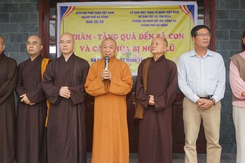 Đà Nẵng: Thường trực Ban Trị sự cùng lãnh đạo Thành phố thăm và tặng quà vùng lũ