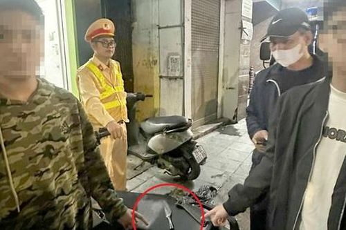 Cảnh sát 141 Hà Nội chặn bắt quái xế mang dao trên đường phố