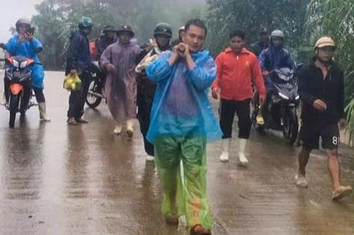 Đà Nẵng: Sạt lở vùi lấp 6 ngôi nhà, lực lượng chức năng bới từng lớp đất đá cứu người