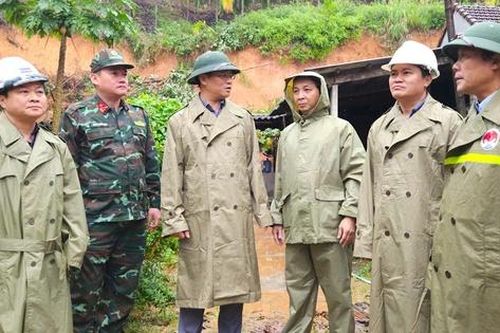 Lãnh đạo tỉnh Quảng Ngãi thị sát quả đồi sạt lở, tặng quà người dân ở nơi sơ tán