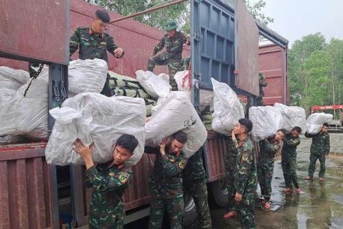 TP Huế phân phối hàng chục tấn hàng viện trợ khẩn cấp của Nga đến người dân bị ngập lụt
