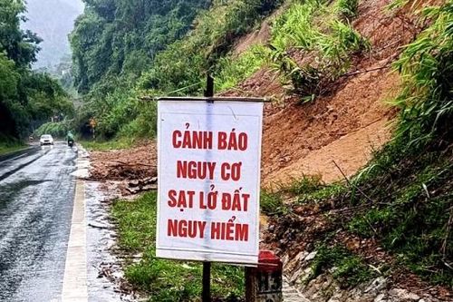 Sạt lở bủa vây Quảng Trị sau những ngày mưa lũ lịch sử
