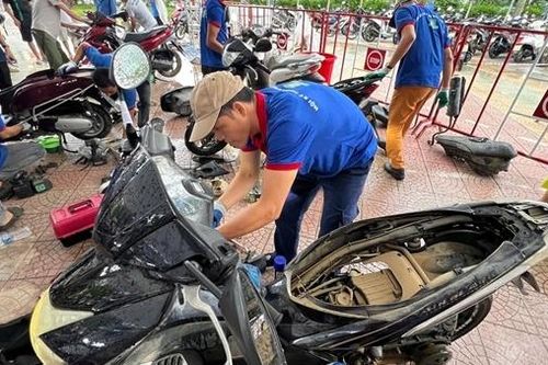 20 sinh viên theo học tại Đà Nẵng ra Huế hỗ trợ sửa miễn phí hàng ngàn xe máy bị ngập lụt