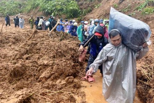 Công an vùng biên cõng hàng tiếp tế người dân vùng bị cô lập