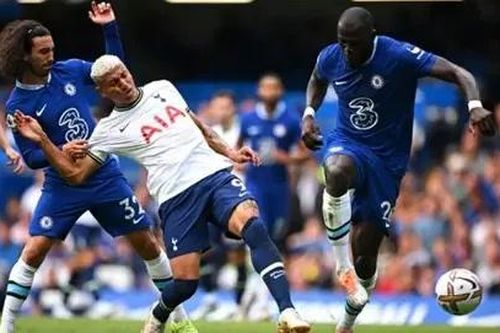 Chelsea và Liverpool làm sôi động trở lại cuộc đua vô địch