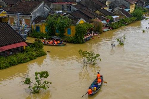 Khen thưởng 2 công dân Đà Nẵng dũng cảm cứu người trong lũ dữ
