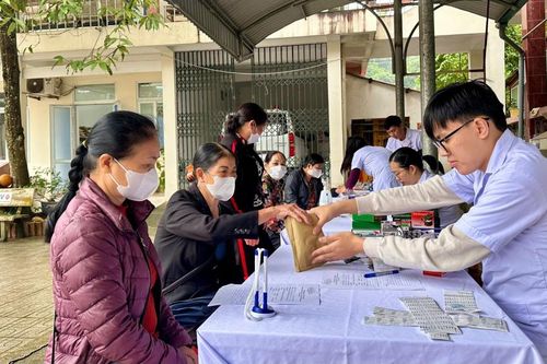 Tư vấn, khám, phát thuốc miễn phí cho người dân phường Nùng Trí Cao