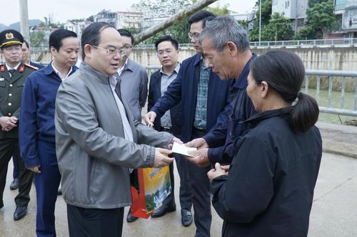 Bí thư Tỉnh ủy Quản Minh Cường thăm, tặng quà các gia đình bị ảnh hưởng cơn bão số 10, 11 tại phường Thục Phán