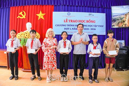 Trao học bổng VNSF học kỳ I tại xã Phan Ngọc Hiển