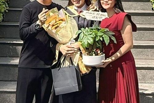 NSƯT Kim Tử Long mừng con gái tốt nghiệp đại học, bà xã kém 11 tuổi chụp ảnh thân thiết với con riêng của chồng
