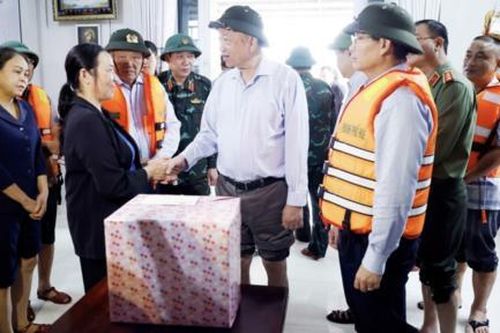 Tổng Bí thư Tô Lâm thăm, tặng quà người dân bị ảnh hưởng do mưa lũ tại Huế