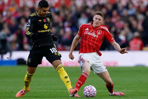Trọng tài giúp sức, Man Utd vẫn suýt thua