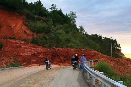 Đèo Đại Ninh lại sạt lở nặng, đường nối Phan Thiết - Đà Lạt ách tắc