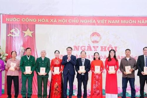Ủy viên Ban Thường vụ Thành ủy, Chủ nhiệm Ủy ban Kiểm tra Thành ủy Hà Nội Nguyễn Xuân Lưu dự Ngày hội Đại đoàn kết toàn dân tộc xã Thiên Lộc.
