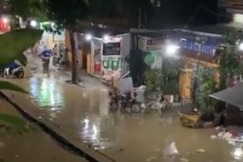 Nước sông Hương tại Huế đang lên nhanh