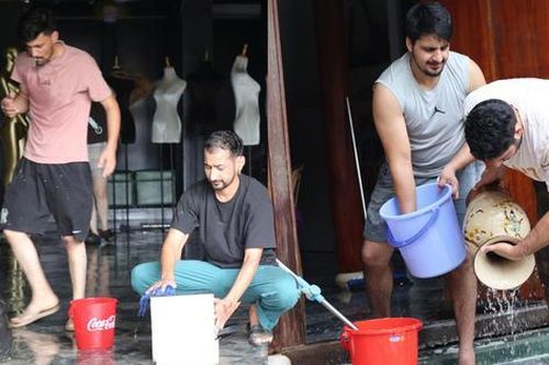 Khách Tây đi chân trần, xắn quần dọn lũ cùng dân Hội An