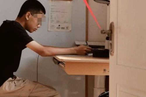 Bức ảnh chụp phòng con trai tuổi dậy thì khiến cộng đồng tranh cãi