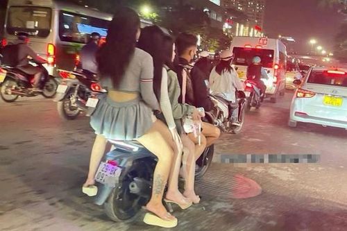 Hà Nội: Xử phạt lái xe ôm công nghệ 'kẹp 4' trên đường Trần Duy Hưng