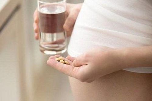 Uống axit folic sau khi biết có thai liệu có quá muộn?