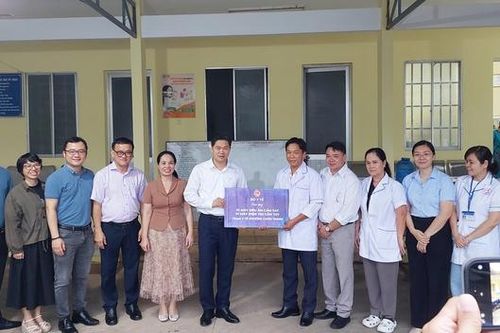 Thứ trưởng Thường trực Bộ Y tế Vũ Mạnh Hà thăm, tặng thiết bị y tế cho tuyến cơ sở tại Đồng Nai