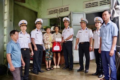 Ấm áp nghĩa tình của hải quân với người dân bị ảnh hưởng bão lũ