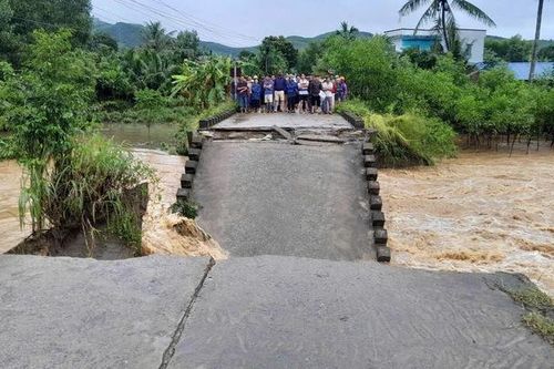 Mưa lớn làm sập cầu, hàng trăm hộ dân ở Quảng Ngãi bị cô lập