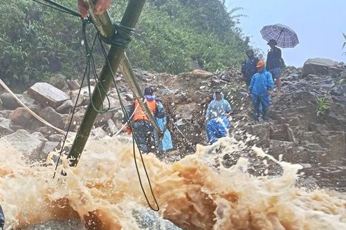 Thót tim cảnh dựng cầu tạm đưa cô giáo mang thai qua dòng lũ chảy xiết