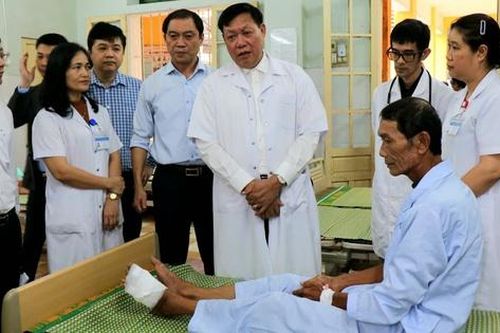 Nhân viên y tế trực nhiều ngày liên tiếp trong điều kiện mưa lũ để duy trì công tác cấp cứu, điều trị cho người dân