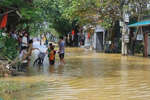 Phường ở Huế bị lũ vây nhiều ngày phản bác thông tin sai lệch trong cứu trợ
