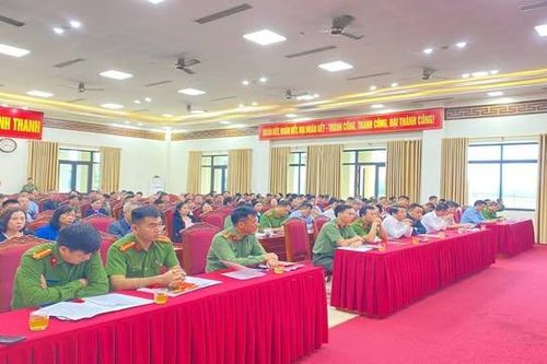 Công an xã Vĩnh Thanh lắng nghe ý kiến nhân dân