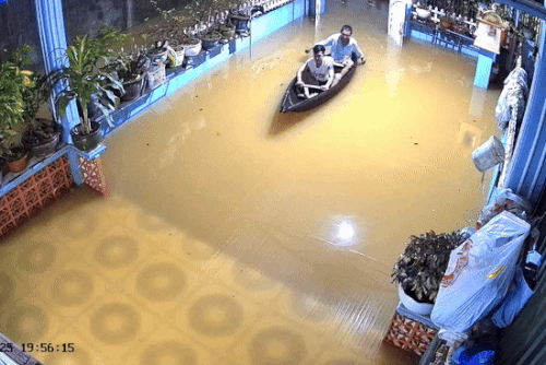 Sáng lái ôtô đi làm, chiều phải ngồi ghe về vì nhà ngập cả mét ở Huế