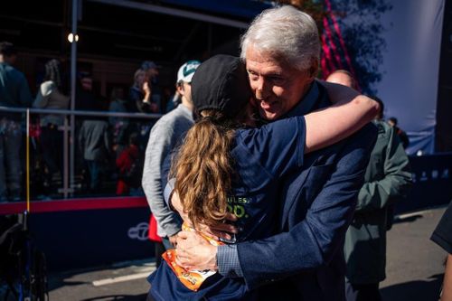 Ông Bill Clinton gây lo lắng khi tái xuất