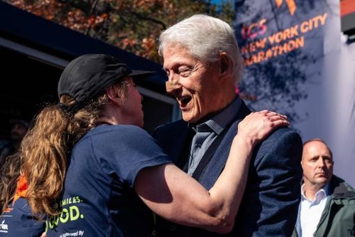 Ông Bill Clinton tái xuất