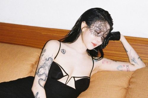 Nữ ca sĩ bị ghét bỏ vì mặc đồ hở hang