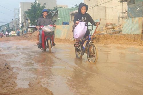 Học sinh lội bùn đến trường mỗi ngày ở TP.HCM, chuyện gì đang xảy ra?