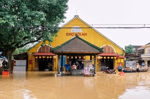 Chợ Hội An vừa buôn bán tấp nập một ngày lại chìm trong biển ngập