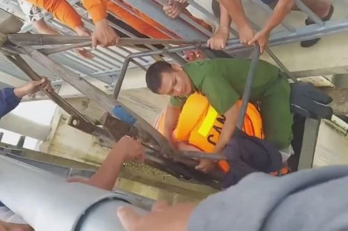 Cứu kịp thời nam sinh lớp 11 nhảy đập tự tử