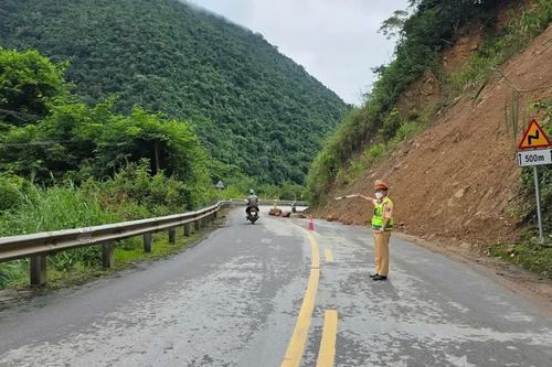 Nghệ An: mưa kéo dài, nhiều tuyến đường bị sạt lở gây ách tắc