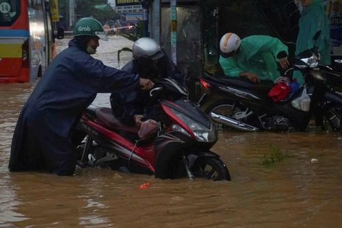 Nhiều tuyến đường ở Đà Nẵng ngập sâu do mưa lớn, giao thông hỗn loạn