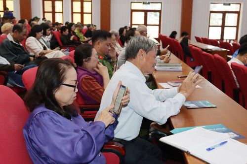 Từ con người và vì con người