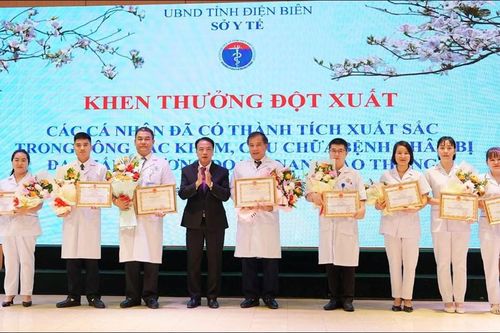 Khen thưởng các y bác sĩ nỗ lực cứu chữa bệnh nhân gần đứt rời cẳng chân
