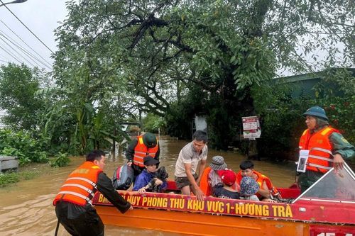 Lực lượng quân đội, công an dầm mình đưa người bệnh đi viện, sơ tán dân vùng ngập lũ