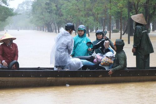 Nước lũ lại đổ về gây ngập sâu vùng ven sông Hương