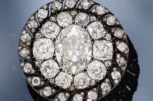 Chiếc trâm chạm kim cương của Hoàng đế Napoléon tái xuất sau hơn 200 năm