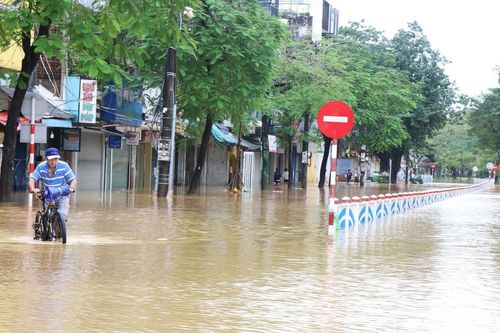 Huế: Lũ bắt đầu xuống dần nhưng vẫn ngập diện rộng