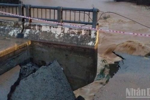 Sập mố cầu Phú Mậu trên tuyến tỉnh lộ 14B, giao thông vùng Nam Đông-Huế bị chia cắt